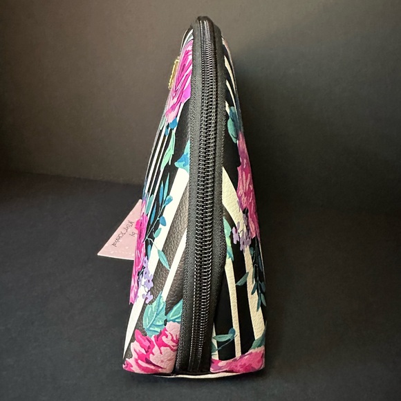 Betsey Johnson cosmetic bag 🌹 - Picture 5 of 7